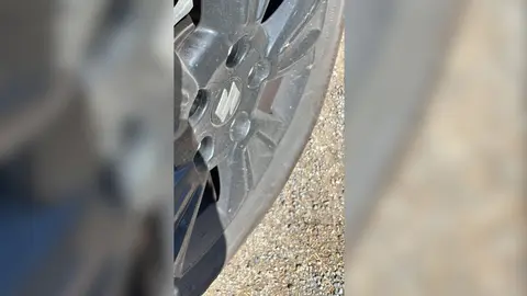 Una rueda pinchada por una pista de Pol