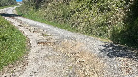 Una carretera secundaria deteriorada en Cervantes.
