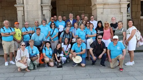 El alcalde Miguel Fernández, con representantes de los dos colectivos delante del Concello de Lugo