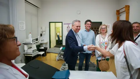 Becerreá. El Conselleiro de Sanidade, Antonio Gómez Caamaño, visita el Centro de Saude de Becerreá y el solar donde se construirá el nuevo. El Conselleiro ha estado acompañado por Javier Arias, Delegado Territorial de la Xunta en Lugo y de Manuel Martínez, Alcalde de Becerreá