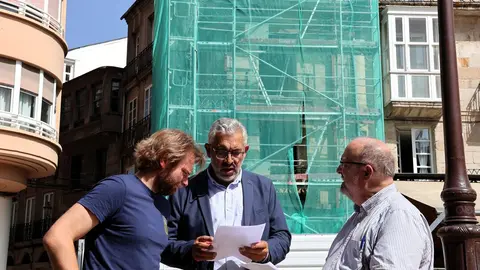 Bustos y Miguel Fernández repasan unos documentos