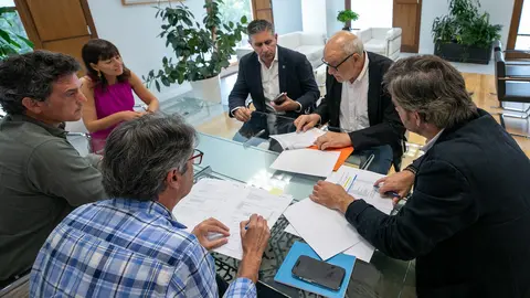 O conselleiro de Presidencia, Xustiza e Deportes, Diego Calvo, reuneseco alcalde de Sarria.