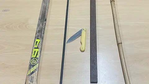 Objetos que el detenido de 31 años portaba en la furgoneta