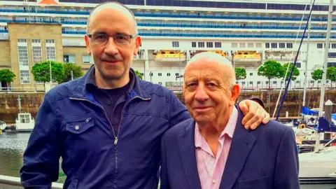 Roberto Fernández, pregonero de las fiestas de Chantada, junto a su padre Xilberto