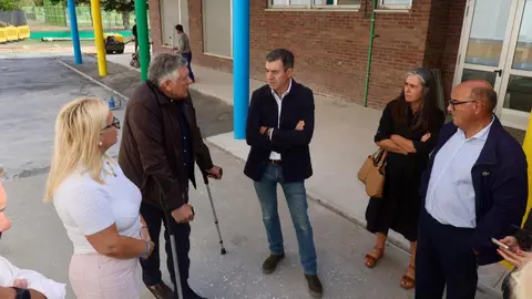 El conselleiro de Educación en una visita a Portonovo