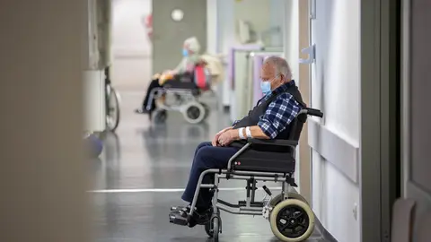 Dos personas mayores esperan en un hospital Ribera