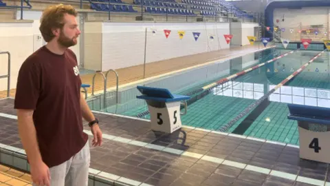 El concelleiro de Deportes, Jorge Bustos, en la piscina de Frigsa.