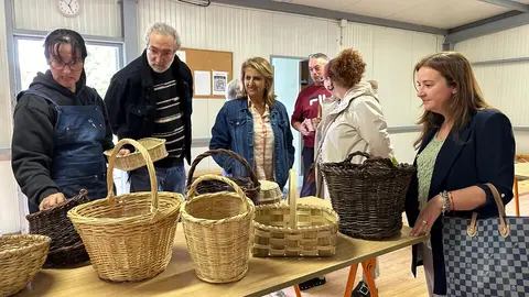 Curso de cestería organizado por el Concello y la Vicepresidencia de la Diputación en el barrio de A Ponte