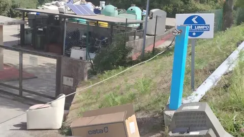 Acumulación de lixo ás portas do punto limpo de Samos (2)