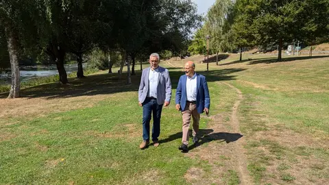 Miguel Fernández y José Antonio Quiroga, caminan por el Paseo do Miño