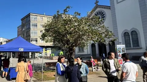 Elena Candia dialoga con vecinos de A Milagrosa