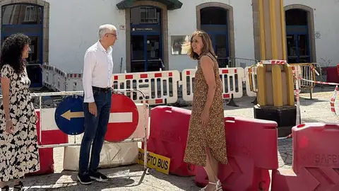 Conde, Varela e Arias na praza da Estación de Monforte en obras