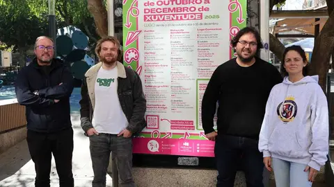 Jorge Bustos, junto al cartel emplazado en la Praza do Campo Castelo