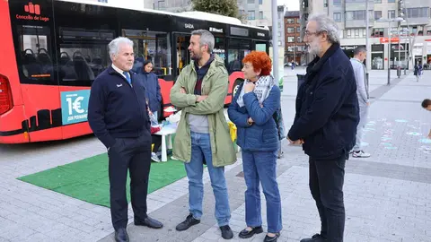 Los concelleiros del BNG, en la parada de autobuses de Ramón Ferreiro