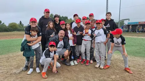 El equipo sub-15 del Lume, después de disputar el Torneo San Froilán de béisbol