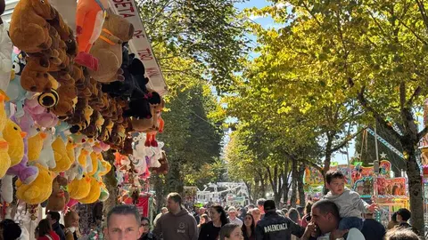 Imagen de una de las atracciones de San Froilán en los alrededores del Parque de Rosalía