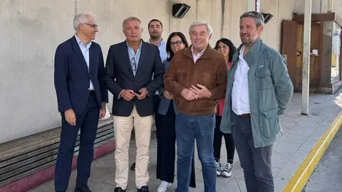 Deputados, senadores, alcalde e goberno local Palas na parada de autobuses