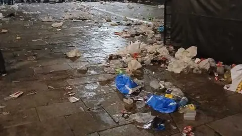 Basura depositada después de un concierto en la Praza de Santa María