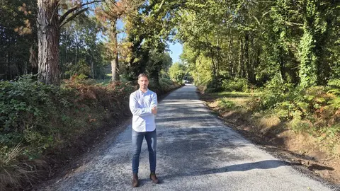 Modesto Renda, en el vial arreglado en la parroquia de Distriz