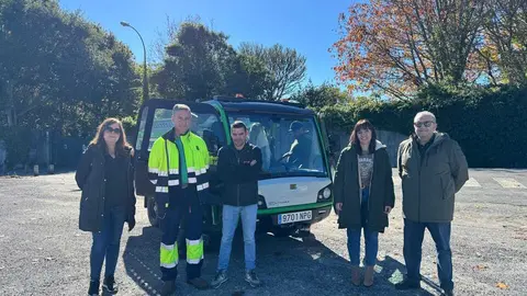 Marta Rouco, junto al nuevo vehículo adquirido por el Concello de Vilalba