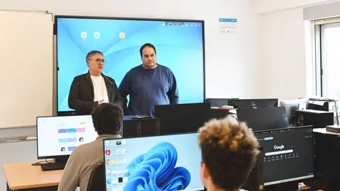 Iñaki Castiñeira, director de Xanela, durante la visita al IES Val do Asma