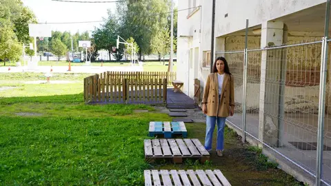 Nicole Grueira diante as actuais instalacións do PAI de Pol