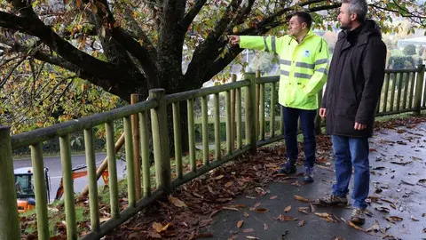 Rubén Arroxo supervisa los trabajos para unir los parques Rosalía y Marcos Cela