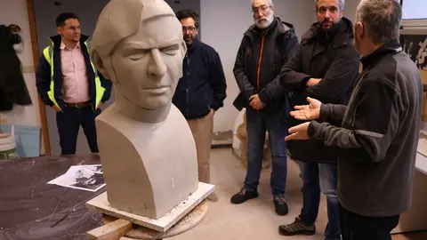 Rubén Arroxo y Alexandre Penas, en el taller en el que se prepara la escultura de Reboiras