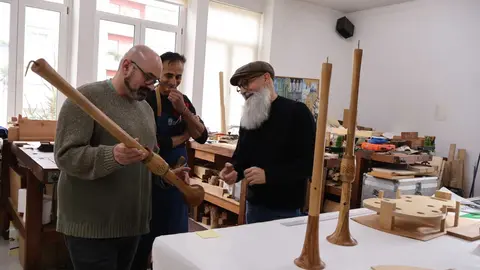 Efrén Castro revisa uno de los instrumentos