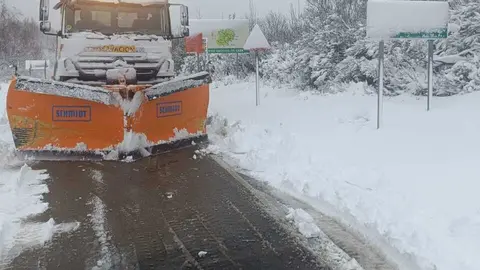 031225 Traballos da Deputación para despexar a neve na Montaña