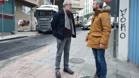 &Aacute;lex Penas y Rub&eacute;n Arroxo, en una de las calles renovadas