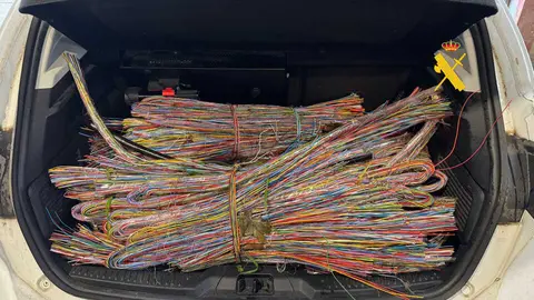 Cable sustra&iacute;do por dos personas y localizado en Sarria