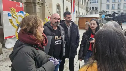 Los diputados provinciales del BNG, ante el Pazo de San Marcos