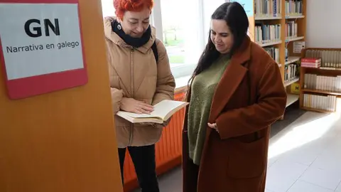 Maite Ferreiro e Iria Buide, en la Biblioteca Isidro Novo