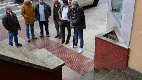 Rub&eacute;n Arroxo y Alexandre Penas, durante la reuni&oacute;n con los vecinos de Fonti&ntilde;as