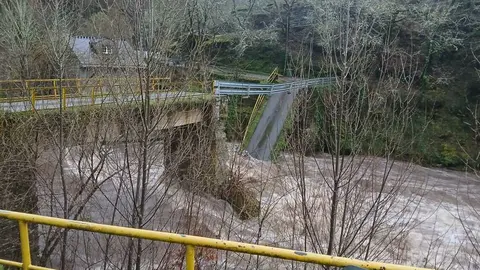 27012026 Ca&iacute;da dunha ponte en Navia LU-P-3501