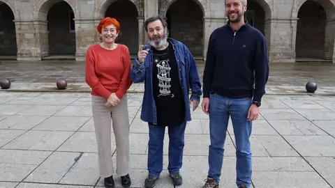 Maite Ferreiro y Rub&eacute;n Arroxo, con Jos&eacute; Bl&aacute;zquez, pregonero del Entroido 2026 de Lugo