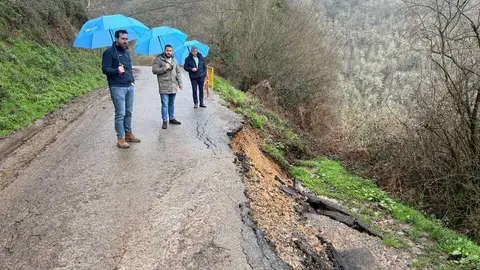 Antonio Ameijide, con Jes&uacute;s N&uacute;&ntilde;ez y &Oacute;scar Fern&aacute;ndez en el lugar en el que se produjo el desprendimiento en la LU-P-1402