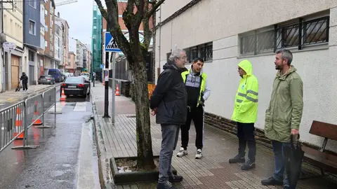 Rub&eacute;n Arroxo y Alexandre Penas, en la zona en la que se llevar&aacute;n a cabo las obras de As Mercedes