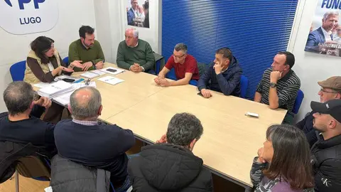 FOTO Xuntanza PP con traballadores de Tragsa