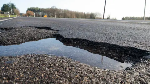 Xuntos por Lugo cortan el trafico de la N-540 a la altura de Calde.
PRADERO