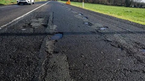 Xuntos por Lugo cortan el trafico de la N-540 a la altura de Calde.
PRADERO