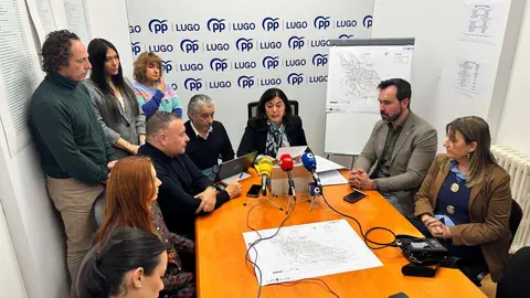 Los concelleiros del PP de Lugo, durante una rueda de prensa