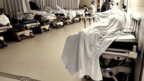 Pacientes a la espera de camas en Urgencias del HULA