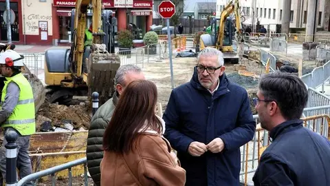 Miguel Fern&aacute;ndez, durante la visita al barrio de O Casti&ntilde;eiro