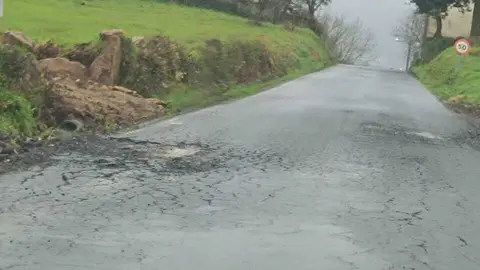 Una carretera provincial de Palas de Rei, deteriorada en uno de los m&aacute;rgenes
