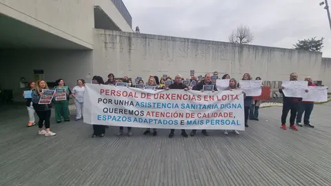 Los celadores de Urgencias, ante la puerta principal del HULA