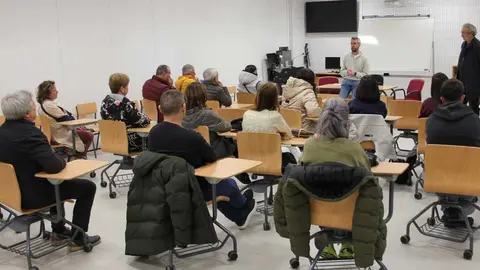 Rub&eacute;n Arroxo, durante una reuni&oacute;n con vecinos para hablar del transporte urbano