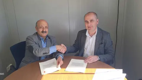 Quiroga y Corujo, durante el la firma del acuerdo para que la CHMS mejore los viales hacia el embalse de Vilasouto