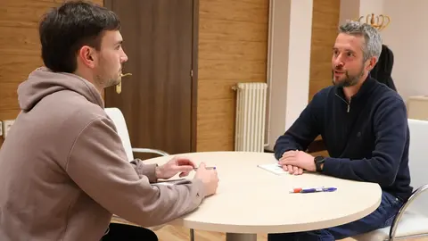 Rub&eacute;n Arroxo, con el representante del Consello do Estudantado de la USC